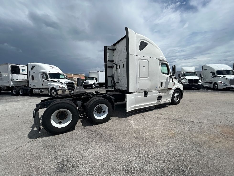Sleeper Tractor-Heavy Duty Tractors-Freightliner-2020-T12664ST-Orlando-FL-550,325\n\t\tmiles-$ 58,000 - Image 7