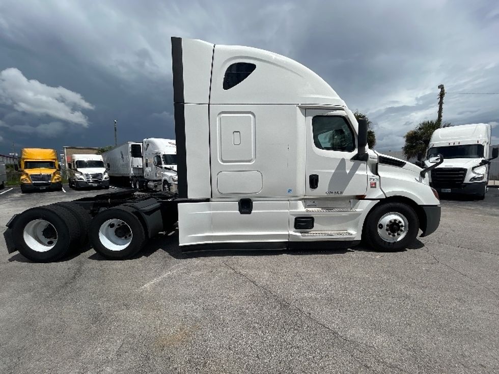 Sleeper Tractor-Heavy Duty Tractors-Freightliner-2020-T12664ST-Orlando-FL-550,325\n\t\tmiles-$ 58,000 - Image 8