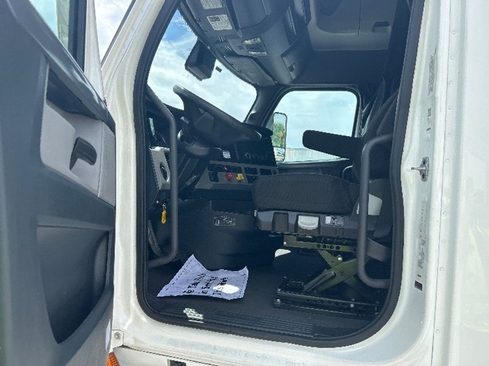 Sleeper Tractor-Heavy Duty Tractors-Freightliner-2020-T12664ST-Orlando-FL-550,325\n\t\tmiles-$ 58,000 - Image 9