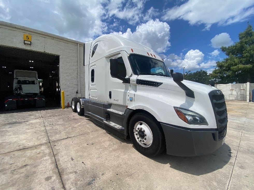 Sleeper Tractor-Heavy Duty Tractors-Freightliner-2020-T12664ST-Orlando-FL-563,895\n\t\tmiles-$ 57,000 - Image 1