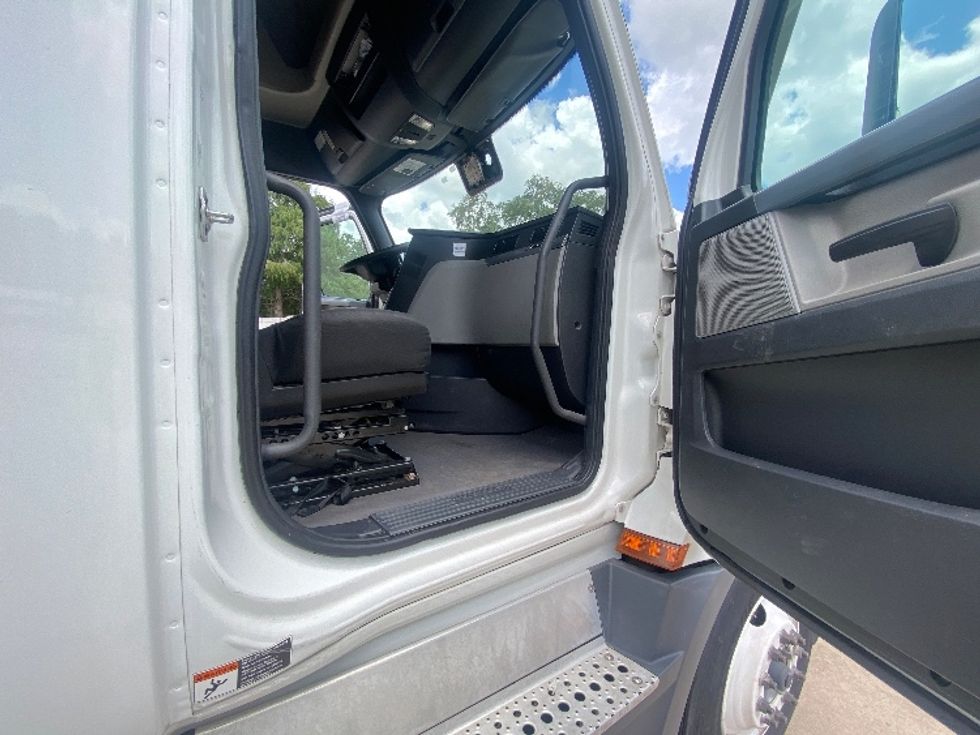 Sleeper Tractor-Heavy Duty Tractors-Freightliner-2020-T12664ST-Orlando-FL-563,895\n\t\tmiles-$ 57,000 - Image 13