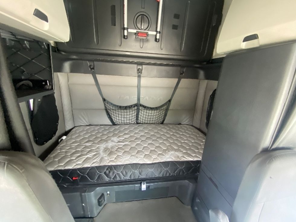 Sleeper Tractor-Heavy Duty Tractors-Freightliner-2020-T12664ST-Orlando-FL-563,895\n\t\tmiles-$ 57,000 - Image 16