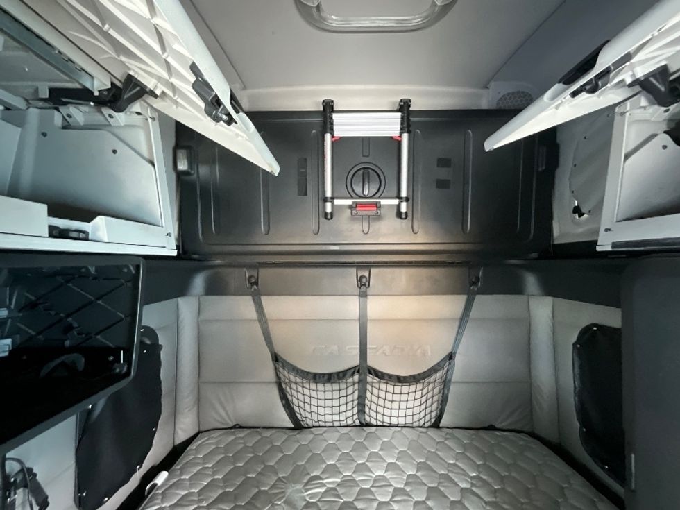 Sleeper Tractor-Heavy Duty Tractors-Freightliner-2020-T12664ST-Orlando-FL-563,895\n\t\tmiles-$ 57,000 - Image 17