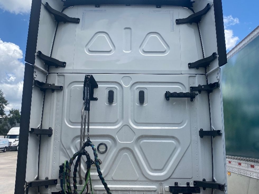 Sleeper Tractor-Heavy Duty Tractors-Freightliner-2020-T12664ST-Orlando-FL-563,895\n\t\tmiles-$ 57,000 - Image 23