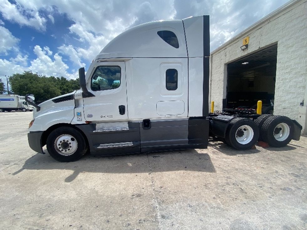 Sleeper Tractor-Heavy Duty Tractors-Freightliner-2020-T12664ST-Orlando-FL-563,895\n\t\tmiles-$ 57,000 - Image 4