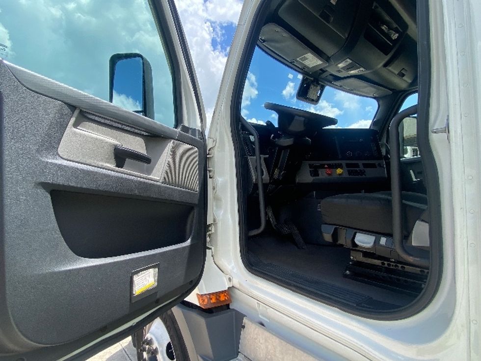Sleeper Tractor-Heavy Duty Tractors-Freightliner-2020-T12664ST-Orlando-FL-563,895\n\t\tmiles-$ 57,000 - Image 9