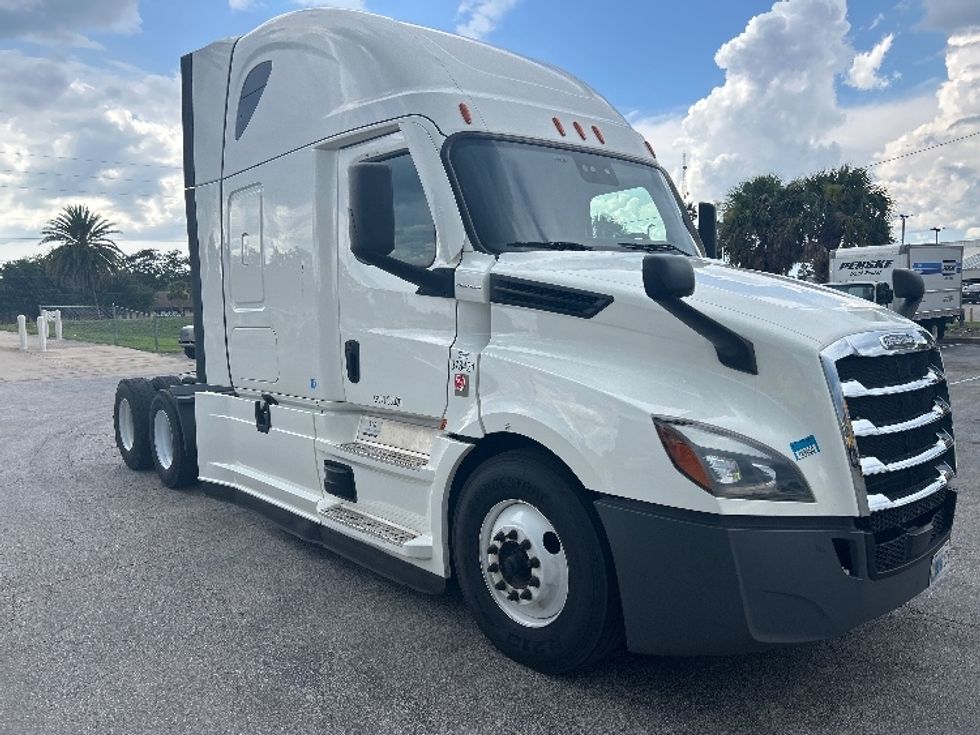 Sleeper Tractor-Heavy Duty Tractors-Freightliner-2020-T12664ST-Orlando-FL-605,627\n\t\tmiles-$ 54,000 - Image 1