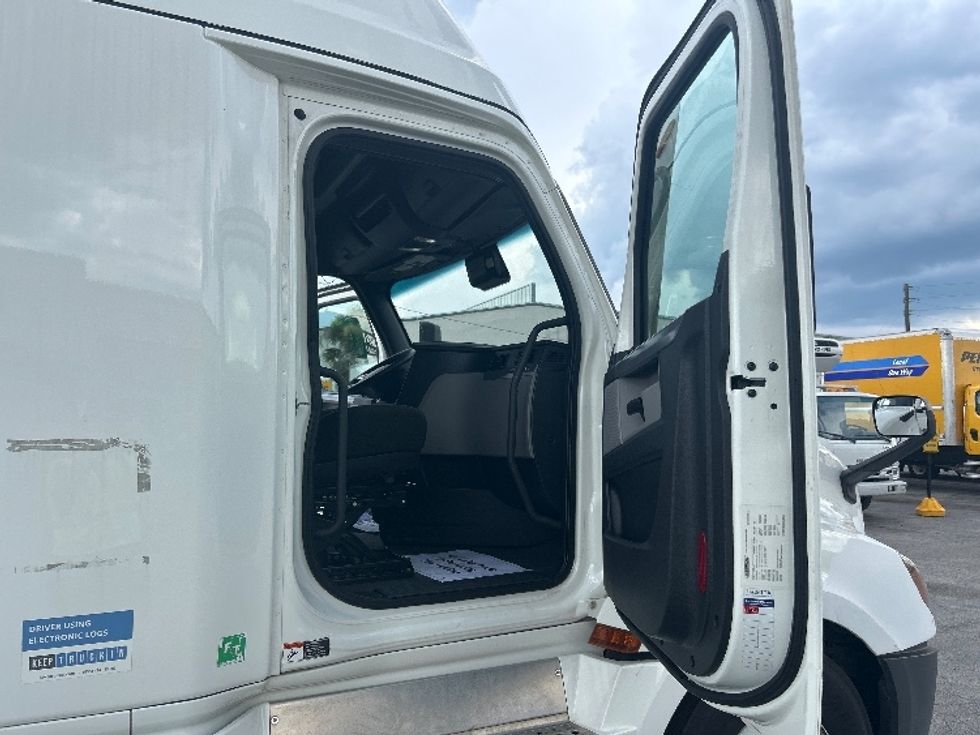 Sleeper Tractor-Heavy Duty Tractors-Freightliner-2020-T12664ST-Orlando-FL-605,627\n\t\tmiles-$ 54,000 - Image 13