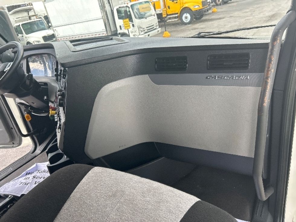 Sleeper Tractor-Heavy Duty Tractors-Freightliner-2020-T12664ST-Orlando-FL-605,627\n\t\tmiles-$ 54,000 - Image 14