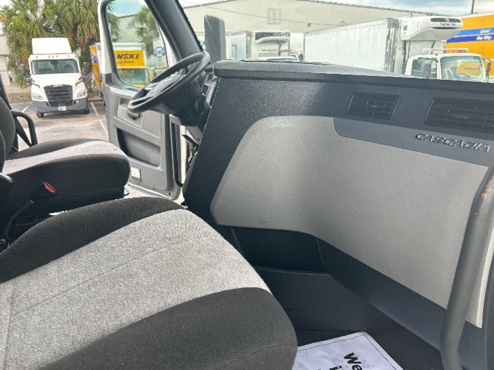 Sleeper Tractor-Heavy Duty Tractors-Freightliner-2020-T12664ST-Orlando-FL-605,627\n\t\tmiles-$ 54,000 - Image 15