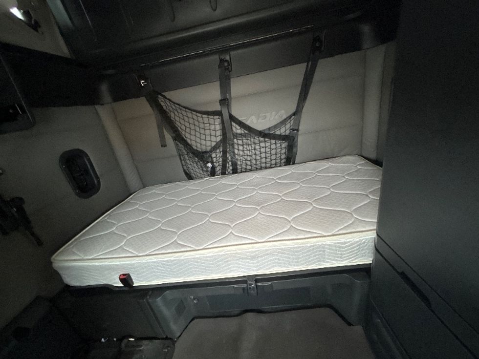 Sleeper Tractor-Heavy Duty Tractors-Freightliner-2020-T12664ST-Orlando-FL-605,627\n\t\tmiles-$ 54,000 - Image 17