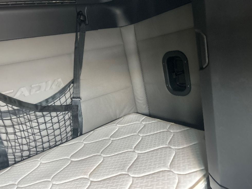 Sleeper Tractor-Heavy Duty Tractors-Freightliner-2020-T12664ST-Orlando-FL-605,627\n\t\tmiles-$ 54,000 - Image 18