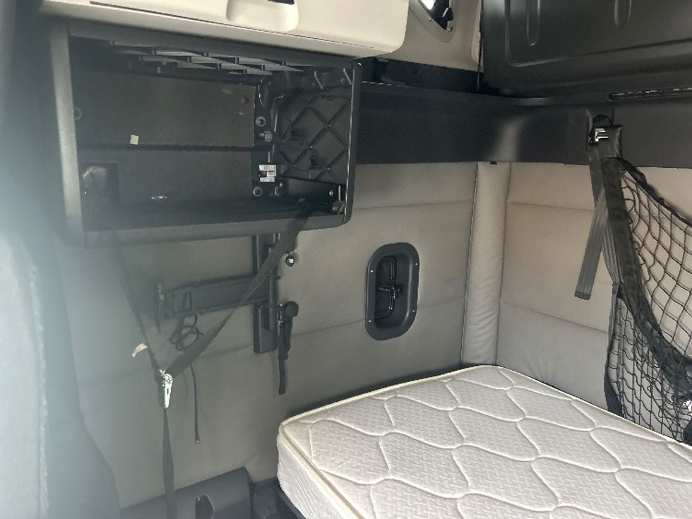 Sleeper Tractor-Heavy Duty Tractors-Freightliner-2020-T12664ST-Orlando-FL-605,627\n\t\tmiles-$ 54,000 - Image 19