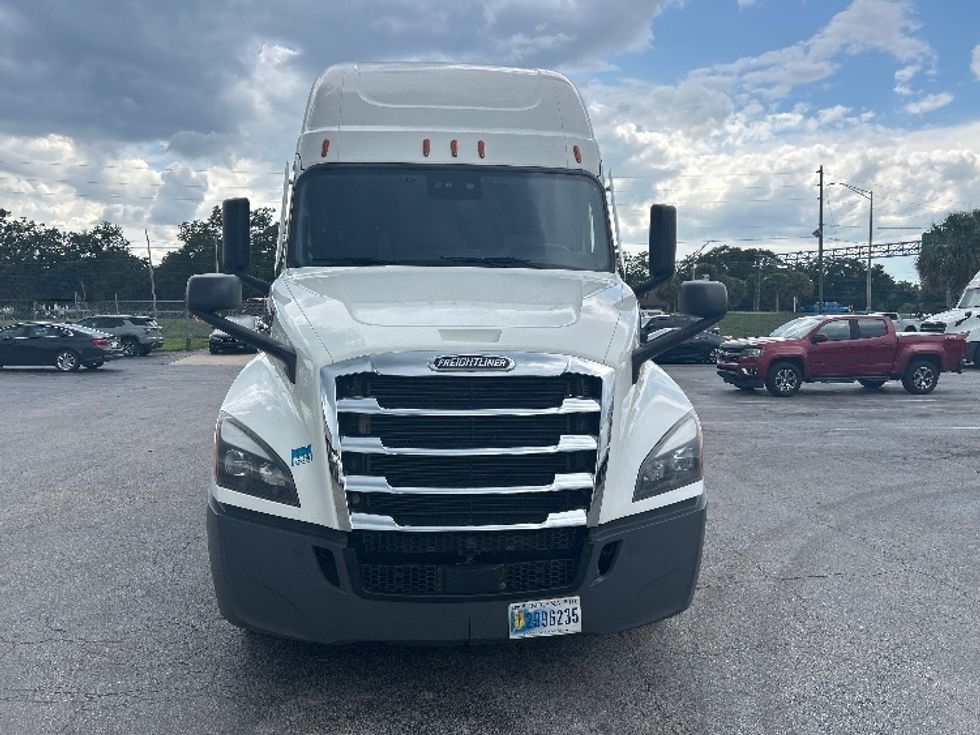 Sleeper Tractor-Heavy Duty Tractors-Freightliner-2020-T12664ST-Orlando-FL-605,627\n\t\tmiles-$ 54,000 - Image 2