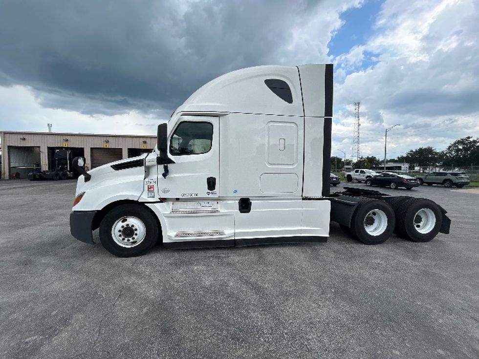 Sleeper Tractor-Heavy Duty Tractors-Freightliner-2020-T12664ST-Orlando-FL-605,627\n\t\tmiles-$ 54,000 - Image 4