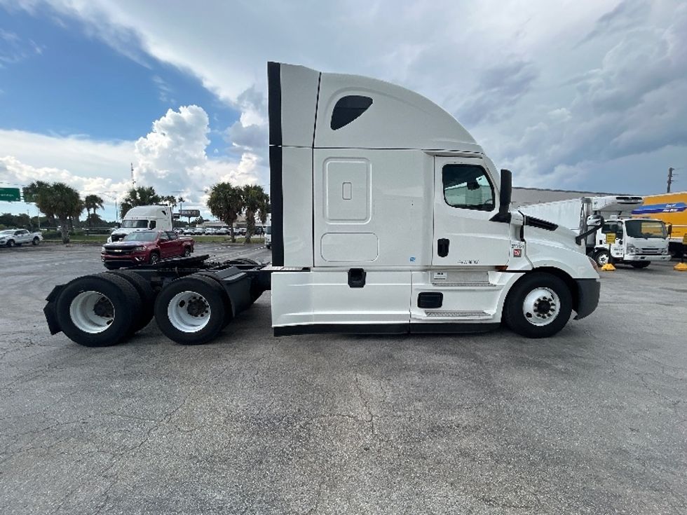 Sleeper Tractor-Heavy Duty Tractors-Freightliner-2020-T12664ST-Orlando-FL-605,627\n\t\tmiles-$ 54,000 - Image 8