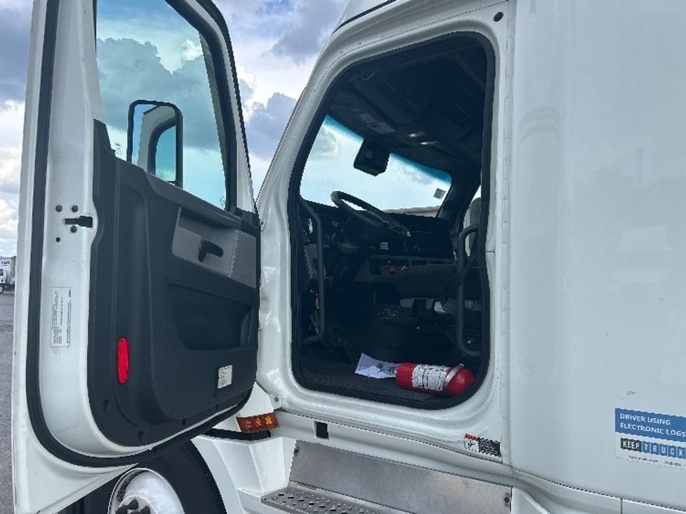 Sleeper Tractor-Heavy Duty Tractors-Freightliner-2020-T12664ST-Orlando-FL-605,627\n\t\tmiles-$ 54,000 - Image 9