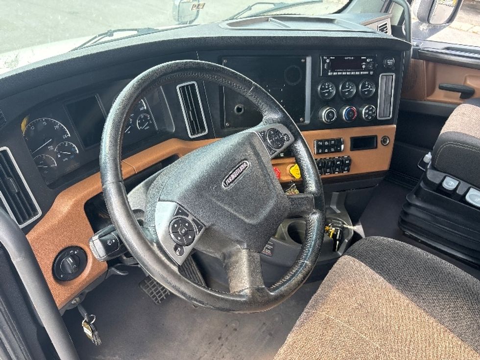 Sleeper Tractor-Heavy Duty Tractors-Freightliner-2020-T12664ST-Ottawa-ON-1,043,233\n\t\tkm-$ 67,250 - Image 10