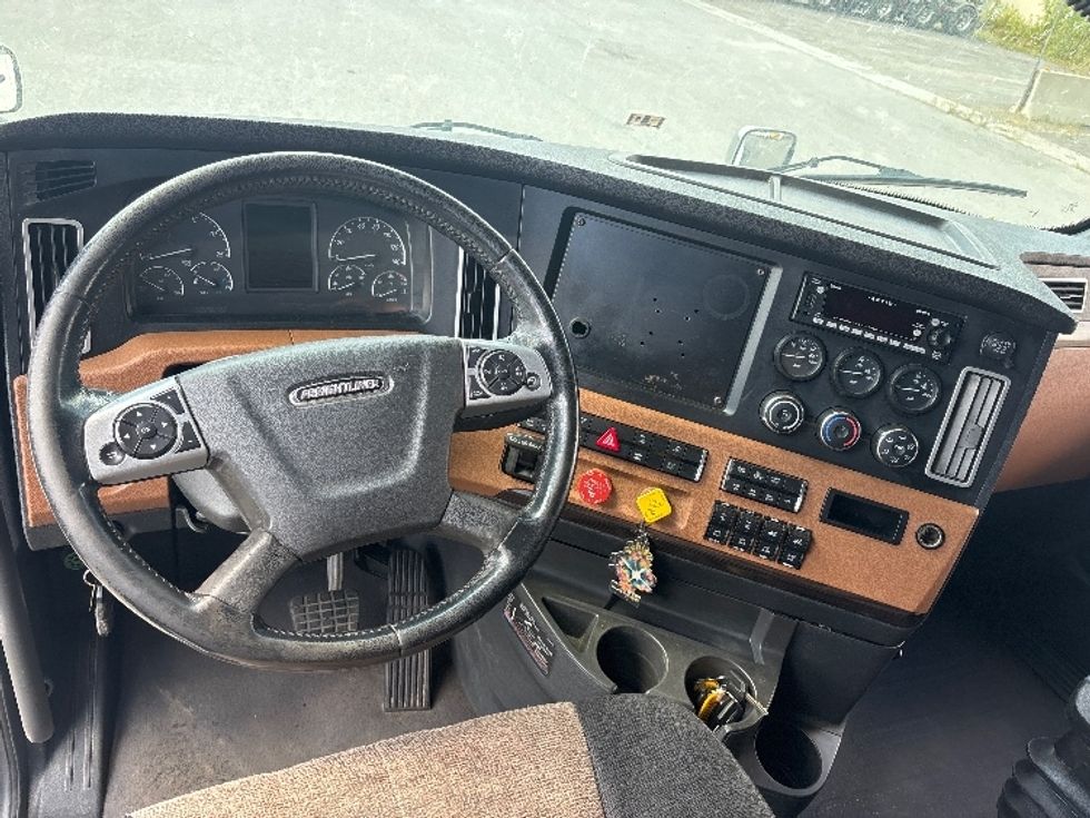 Sleeper Tractor-Heavy Duty Tractors-Freightliner-2020-T12664ST-Ottawa-ON-1,043,233\n\t\tkm-$ 67,250 - Image 11