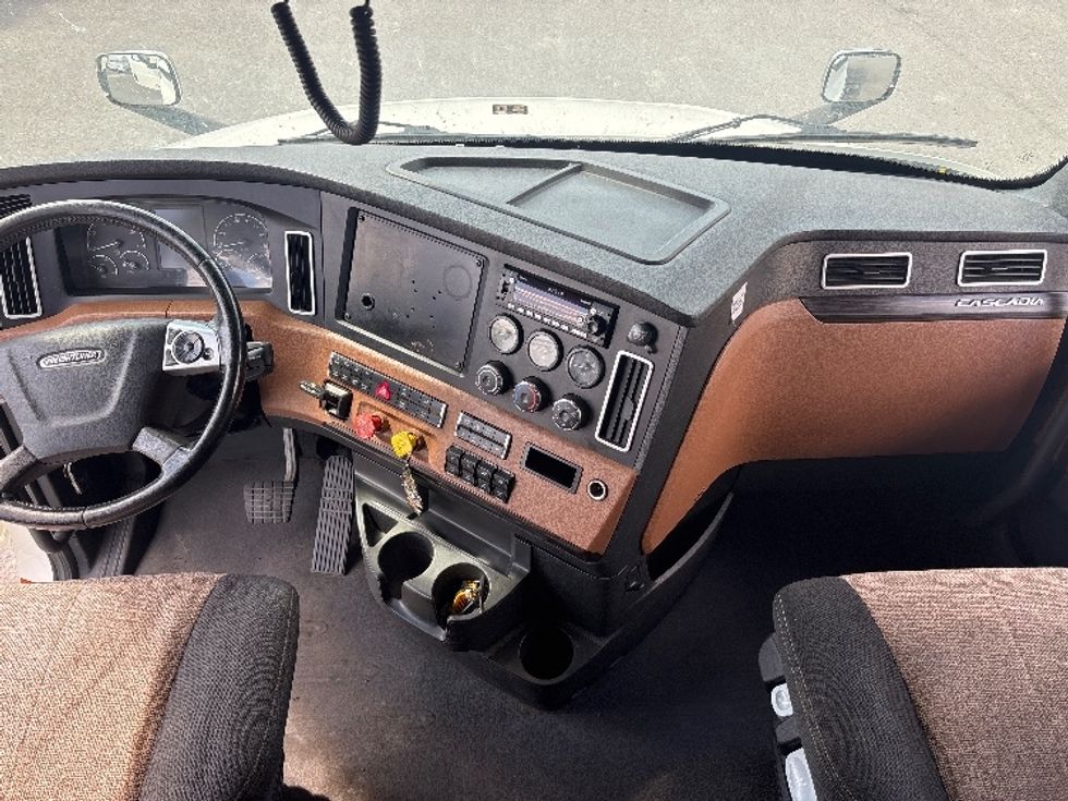 Sleeper Tractor-Heavy Duty Tractors-Freightliner-2020-T12664ST-Ottawa-ON-1,043,233\n\t\tkm-$ 67,250 - Image 12