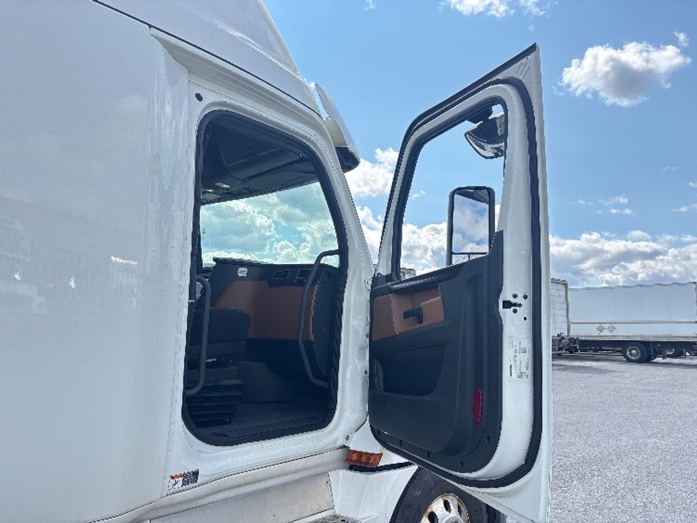 Sleeper Tractor-Heavy Duty Tractors-Freightliner-2020-T12664ST-Ottawa-ON-1,043,233\n\t\tkm-$ 67,250 - Image 13