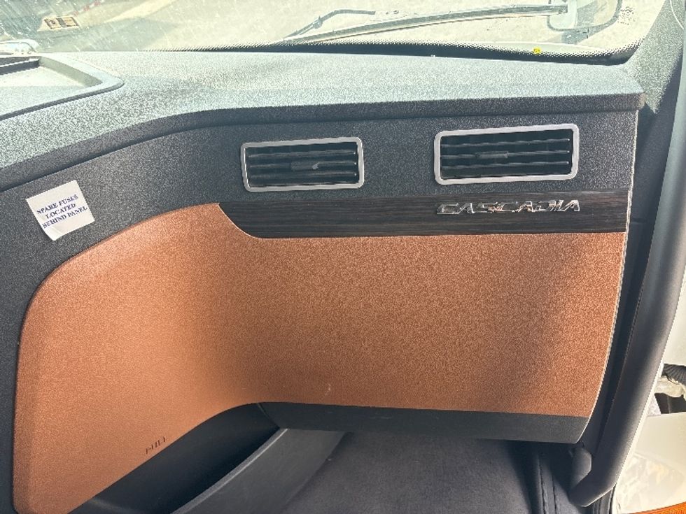 Sleeper Tractor-Heavy Duty Tractors-Freightliner-2020-T12664ST-Ottawa-ON-1,043,233\n\t\tkm-$ 67,250 - Image 14