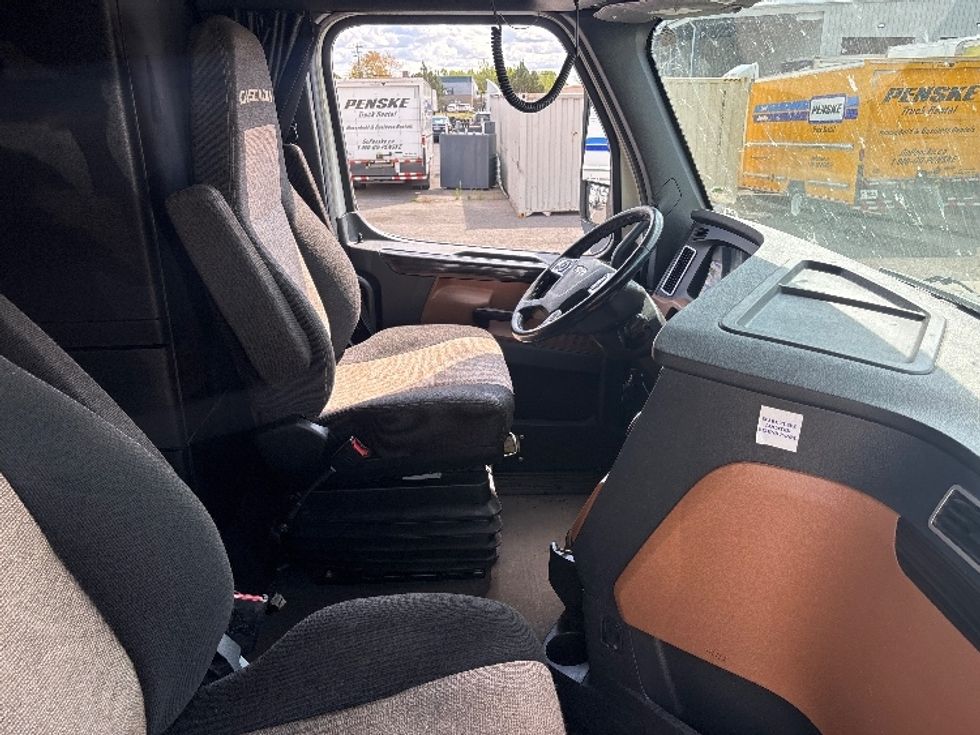 Sleeper Tractor-Heavy Duty Tractors-Freightliner-2020-T12664ST-Ottawa-ON-1,043,233\n\t\tkm-$ 67,250 - Image 15