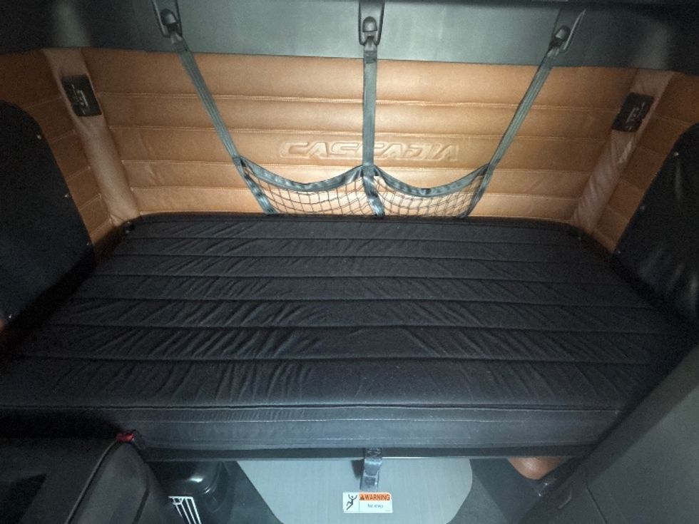 Sleeper Tractor-Heavy Duty Tractors-Freightliner-2020-T12664ST-Ottawa-ON-1,043,233\n\t\tkm-$ 67,250 - Image 17