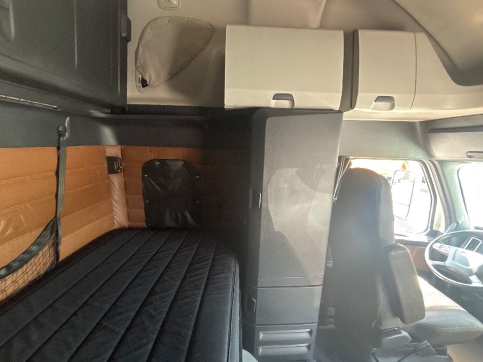 Sleeper Tractor-Heavy Duty Tractors-Freightliner-2020-T12664ST-Ottawa-ON-1,043,233\n\t\tkm-$ 67,250 - Image 18