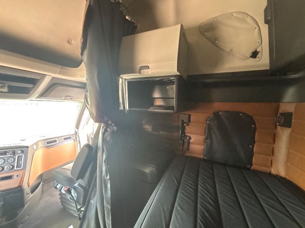 Sleeper Tractor-Heavy Duty Tractors-Freightliner-2020-T12664ST-Ottawa-ON-1,043,233\n\t\tkm-$ 67,250 - Image 19