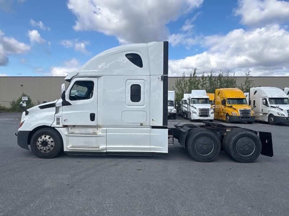 Sleeper Tractor-Heavy Duty Tractors-Freightliner-2020-T12664ST-Ottawa-ON-1,043,233\n\t\tkm-$ 67,250 - Image 4