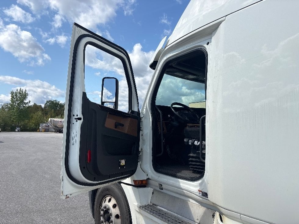 Sleeper Tractor-Heavy Duty Tractors-Freightliner-2020-T12664ST-Ottawa-ON-1,043,233\n\t\tkm-$ 67,250 - Image 9