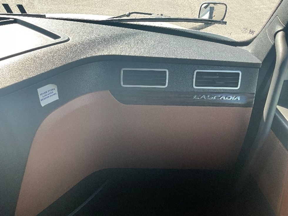 Sleeper Tractor-Heavy Duty Tractors-Freightliner-2020-T12664ST-Ottawa-ON-1,080,051\n\t\tkm-$ 65,500 - Image 14