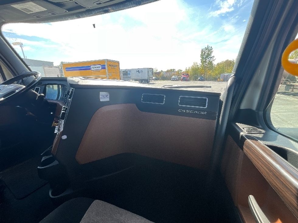 Sleeper Tractor-Heavy Duty Tractors-Freightliner-2020-T12664ST-Ottawa-ON-1,080,051\n\t\tkm-$ 65,500 - Image 15