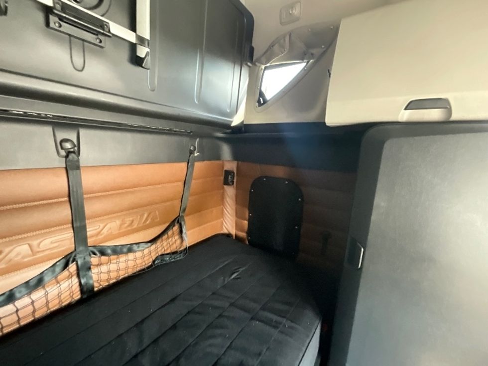 Sleeper Tractor-Heavy Duty Tractors-Freightliner-2020-T12664ST-Ottawa-ON-1,080,051\n\t\tkm-$ 65,500 - Image 18