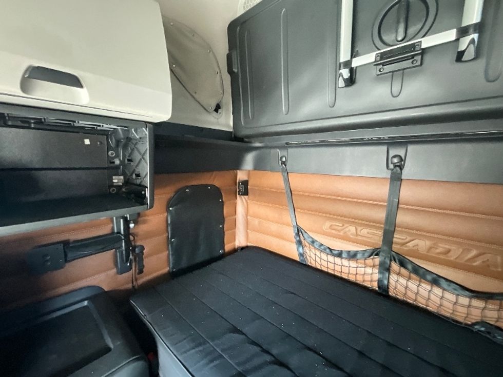 Sleeper Tractor-Heavy Duty Tractors-Freightliner-2020-T12664ST-Ottawa-ON-1,080,051\n\t\tkm-$ 65,500 - Image 19