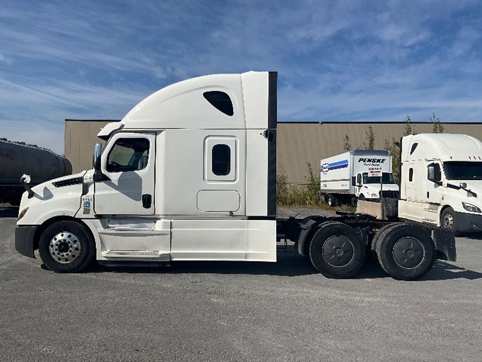 Sleeper Tractor-Heavy Duty Tractors-Freightliner-2020-T12664ST-Ottawa-ON-1,080,051\n\t\tkm-$ 65,500 - Image 4