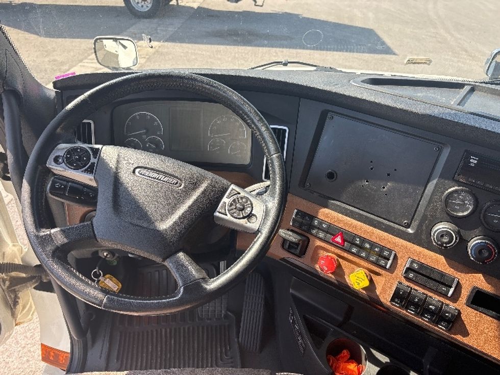 Sleeper Tractor-Heavy Duty Tractors-Freightliner-2020-T12664ST-Ottawa-ON-1,201,756\n\t\tkm-$ 59,500 - Image 11