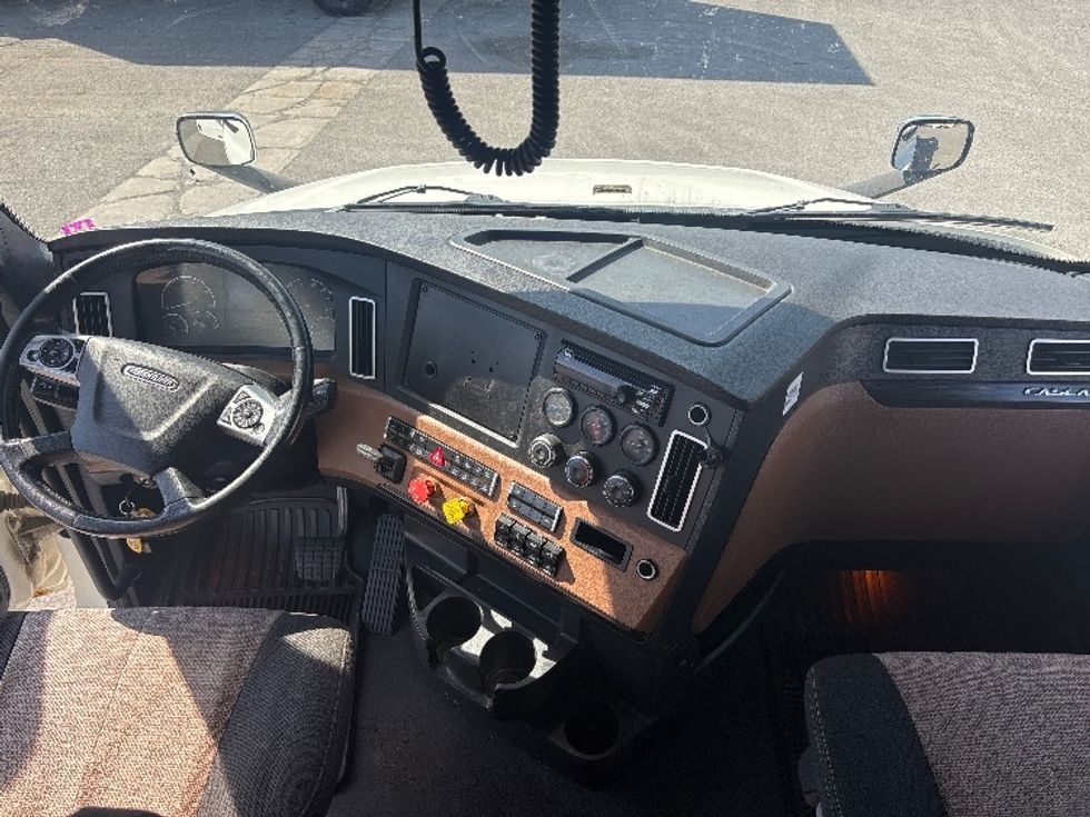 Sleeper Tractor-Heavy Duty Tractors-Freightliner-2020-T12664ST-Ottawa-ON-1,201,756\n\t\tkm-$ 59,500 - Image 12