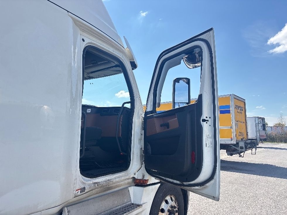 Sleeper Tractor-Heavy Duty Tractors-Freightliner-2020-T12664ST-Ottawa-ON-1,201,756\n\t\tkm-$ 59,500 - Image 13