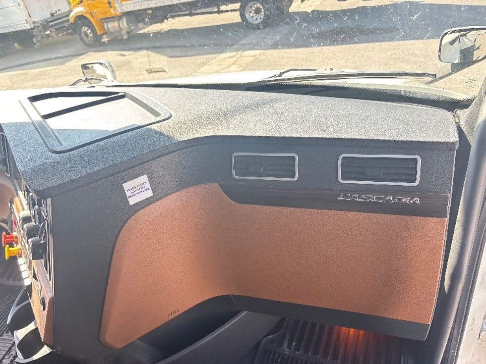 Sleeper Tractor-Heavy Duty Tractors-Freightliner-2020-T12664ST-Ottawa-ON-1,201,756\n\t\tkm-$ 59,500 - Image 14