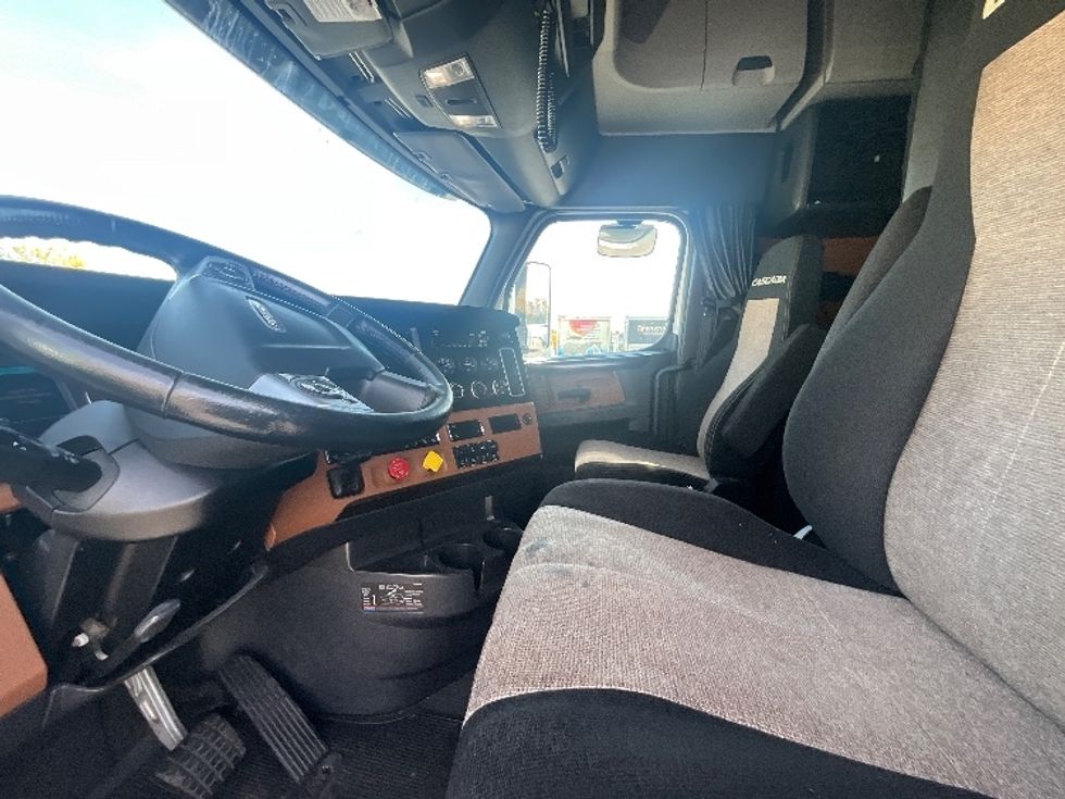 Sleeper Tractor-Heavy Duty Tractors-Freightliner-2020-T12664ST-Ottawa-ON-888,330\n\t\tkm-$ 74,750 - Image 10