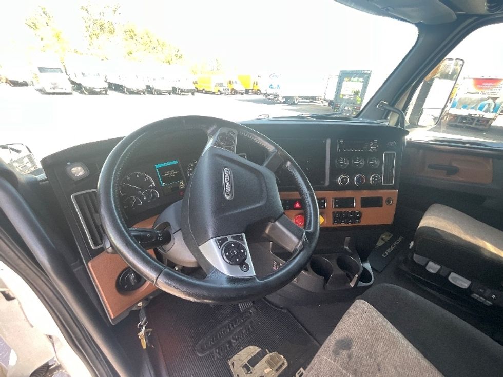 Sleeper Tractor-Heavy Duty Tractors-Freightliner-2020-T12664ST-Ottawa-ON-888,330\n\t\tkm-$ 74,750 - Image 11