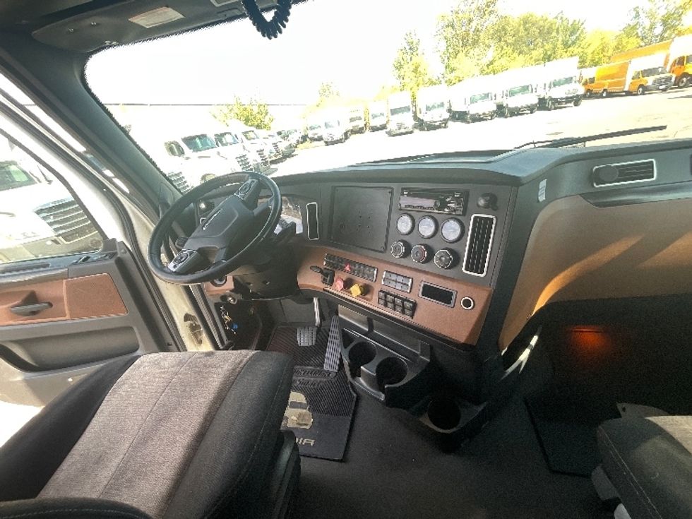 Sleeper Tractor-Heavy Duty Tractors-Freightliner-2020-T12664ST-Ottawa-ON-888,330\n\t\tkm-$ 74,750 - Image 12