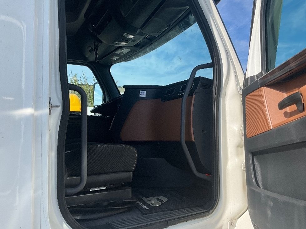 Sleeper Tractor-Heavy Duty Tractors-Freightliner-2020-T12664ST-Ottawa-ON-888,330\n\t\tkm-$ 74,750 - Image 13