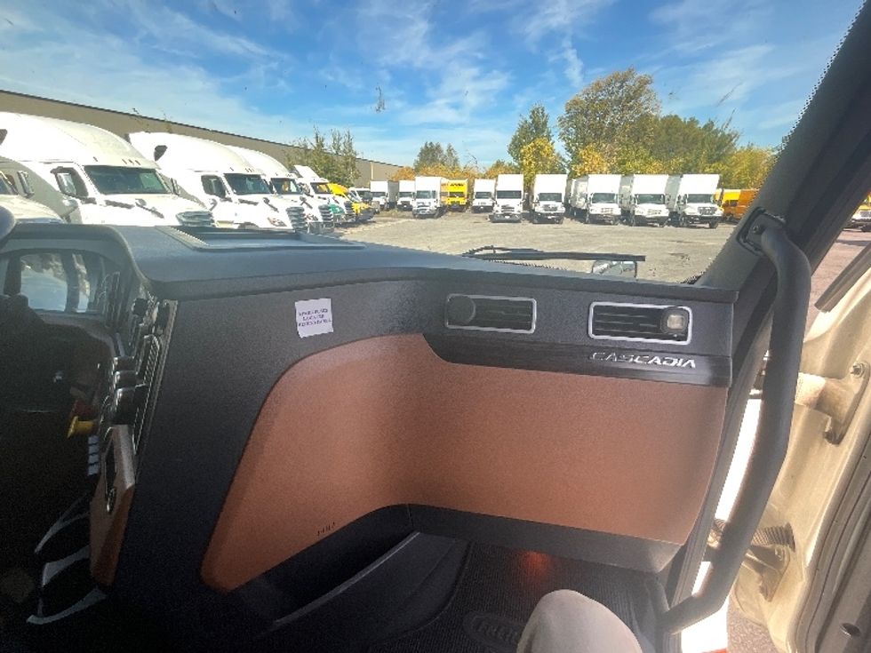 Sleeper Tractor-Heavy Duty Tractors-Freightliner-2020-T12664ST-Ottawa-ON-888,330\n\t\tkm-$ 74,750 - Image 14