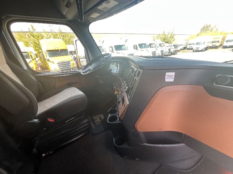 Sleeper Tractor-Heavy Duty Tractors-Freightliner-2020-T12664ST-Ottawa-ON-888,330\n\t\tkm-$ 74,750 - Image 15