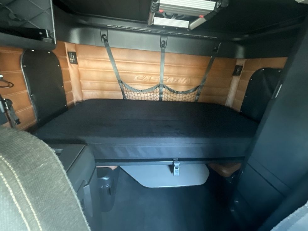 Sleeper Tractor-Heavy Duty Tractors-Freightliner-2020-T12664ST-Ottawa-ON-888,330\n\t\tkm-$ 74,750 - Image 16