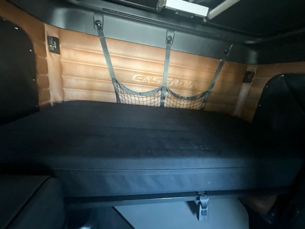 Sleeper Tractor-Heavy Duty Tractors-Freightliner-2020-T12664ST-Ottawa-ON-888,330\n\t\tkm-$ 74,750 - Image 17