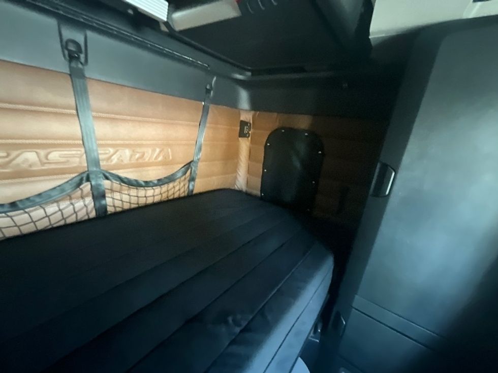 Sleeper Tractor-Heavy Duty Tractors-Freightliner-2020-T12664ST-Ottawa-ON-888,330\n\t\tkm-$ 74,750 - Image 18